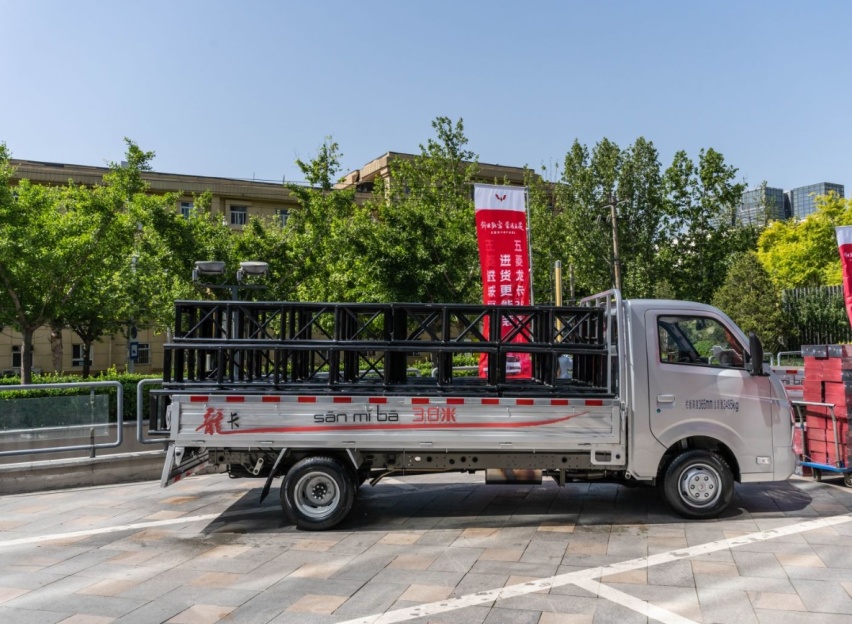 5月10日，五菱又上市一台新车，一层能装72箱矿泉水，城区不限行