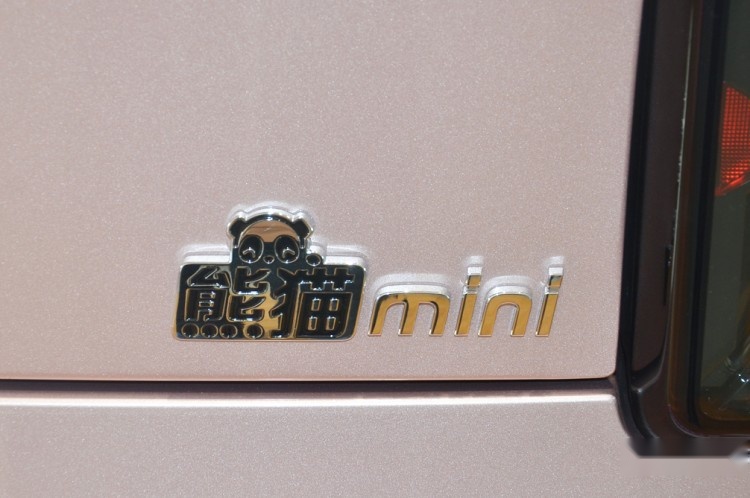 太卷了！吉利熊猫mini比宏光MINIEV配置高，价格还更便宜！
