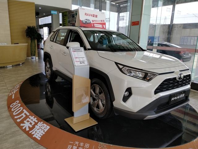 2.0L+CVT配四驱，实拍丰田RAV4，不愧为SUV界老炮