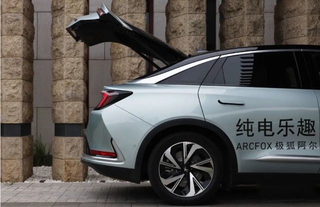 想换台有品质的科技性能SUV 极狐汽车产品+政策出人意料