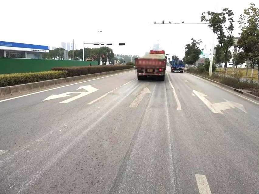 整条高速都是沥青路，为啥一进收费站却变成水泥路了？