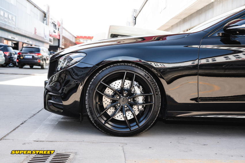 奔驰E级更换Brembo HP2000刹车片CZV打孔刹车盘