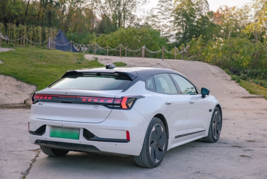 手握预算30万，选极氪001还是选特斯拉Model Y