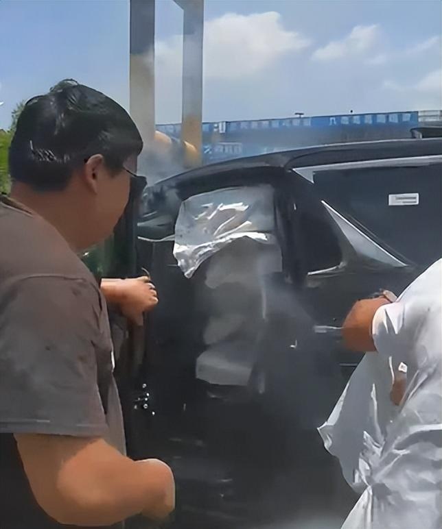 撞击后无法解锁 雷克萨斯LM说明书藏猫腻！