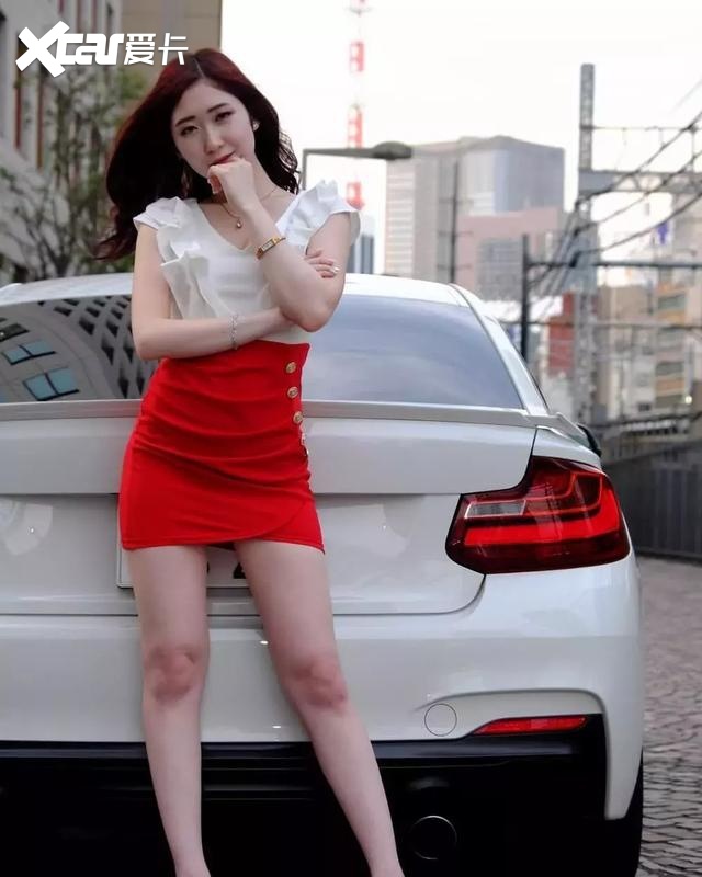 看到momo小姐姐这么卖力气地给大家换了几套衣服,摆