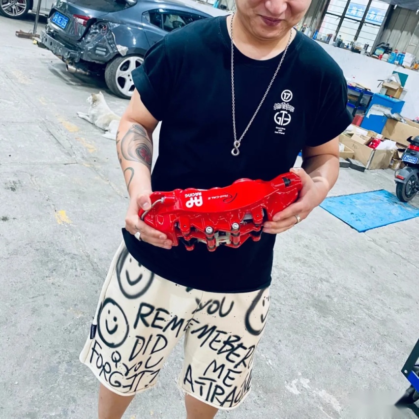 这辆特斯拉Model 3应该刹得住，提车之前刹车改件都准备好了