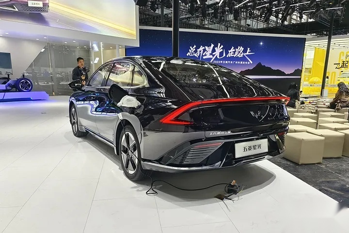 奇瑞风云A8远航版：相比老款售价大幅下调，五菱星光可以作为竞品