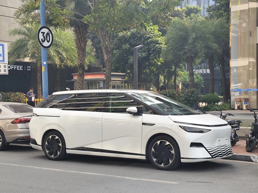 小鹏X9现身街头，长近5米3配冰箱+彩电，标配双腔空悬+后轮转向
