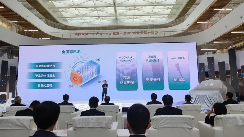 汽车原厂手机支架引华为余承东调侃，雷军提问网友引热议