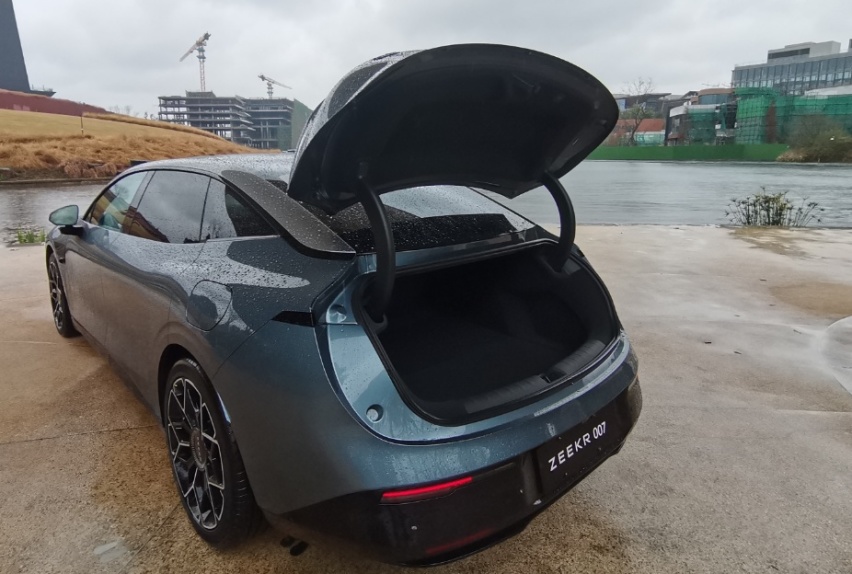 试驾极氪007：风格异于Model 3，百公里电耗22.7kWh