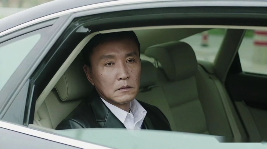 华为行政级轿车开售，内饰十分克制，对标奥迪A8