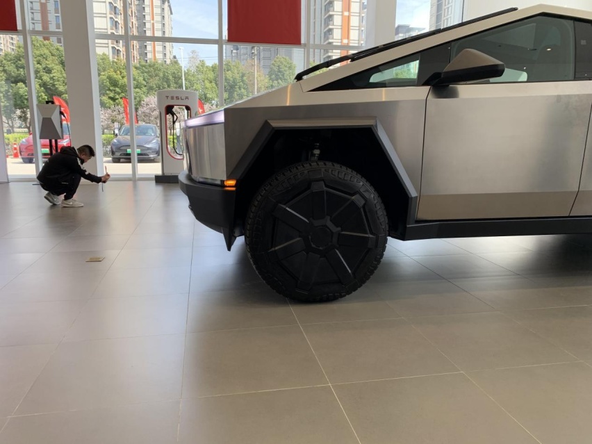全车防弹不锈钢的硬核皮卡！特斯拉Cybertruck到店实拍