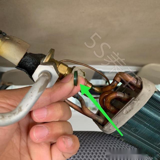 五菱荣光空调不制冷，车主看着被拆散的车顶，顿时心疼不已