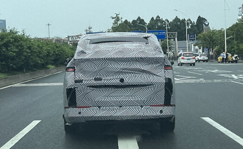 看这体型，小鹏变大鹏！上班偶遇小鹏全新MPV小鹏X9