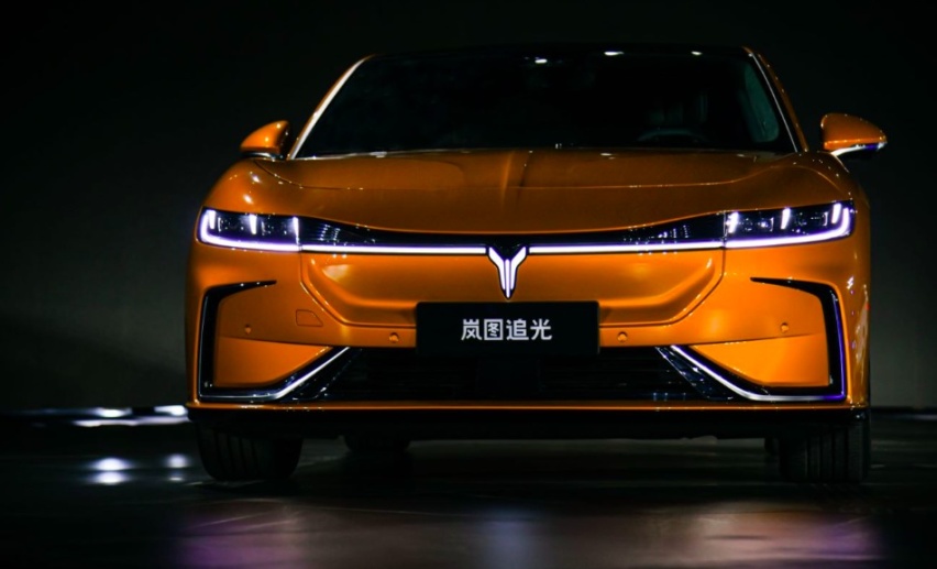 定义豪华电动轿车新标准 岚图追光全球首发亮相 | 新车