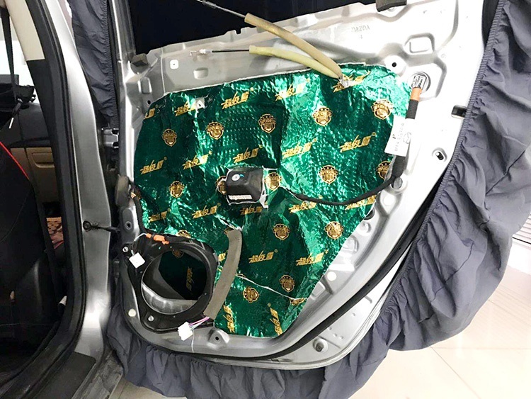 马自达3汽车音响改装隔音升级，哈尔滨小蒋汽车音响改装作业