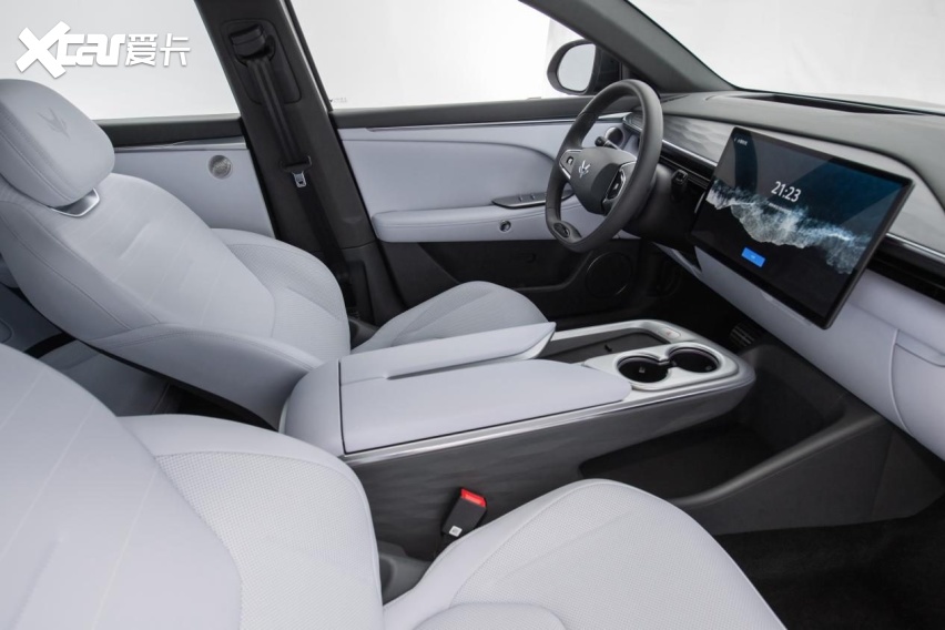 阿尔法t5从源头上对原材料进行管控,并在内饰表面添加中科院独家黑