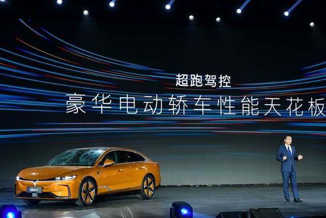 产品力不输蔚来ET7，岚图追光预售32.29万起