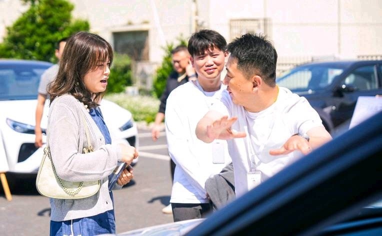 车企CEO卷起来！哪吒汽车“勇哥”亲自交车给用户