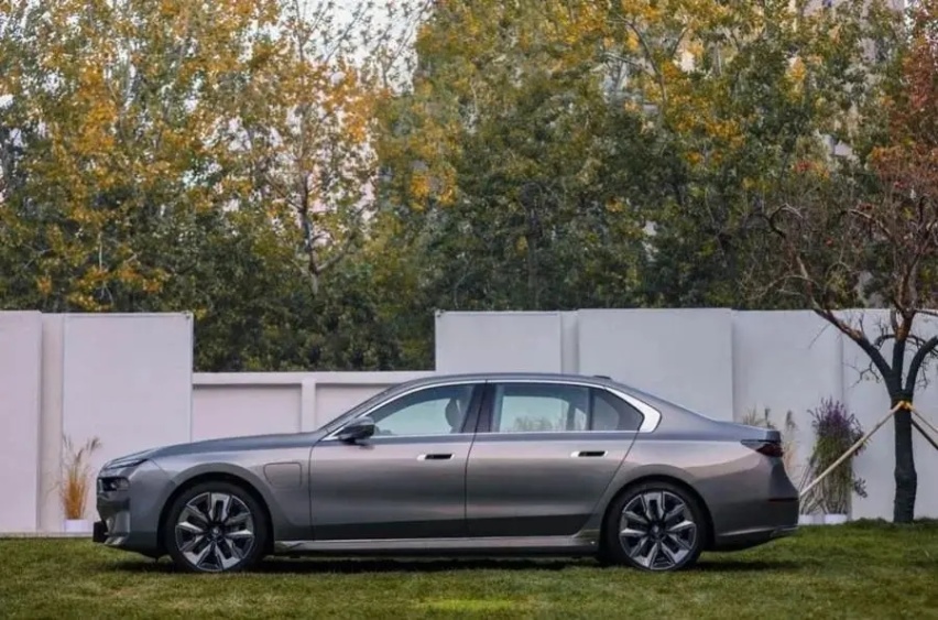 【e汽车】“最强BMW i7”强在哪？只有试了才知道