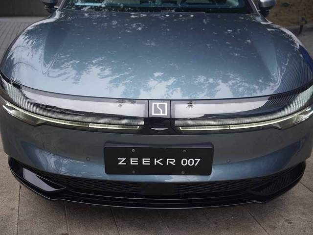 热度爆棚VS大厂出品，小米SU7 和极氪007，同价位对决该选谁？
