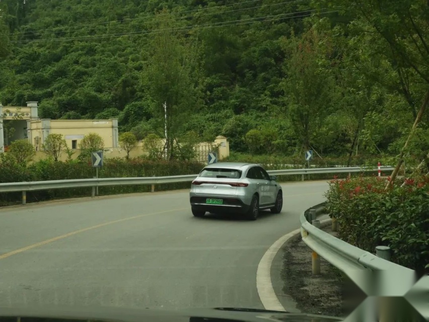 上山路轻松跑到90km/h，奔驰EQC有些颠覆我的认知