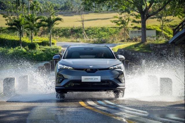 极狐阿尔法S5全新车型限时12.88万起售