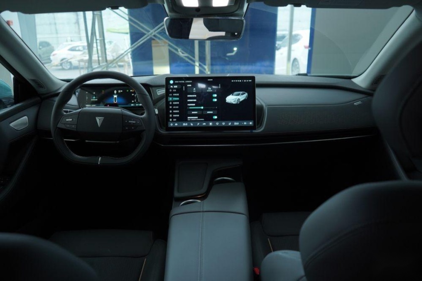 30万以下中型车，小鹏P7、长安深蓝SL03、海豹怎么选？