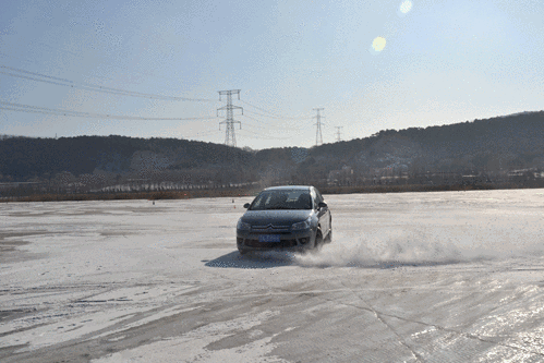 冬季冰雪路面上汽车发生侧滑该如何处置