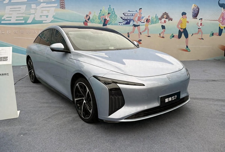 东风风行全新轿车曝光，外观很年轻运动，车长4935mm，续航550km