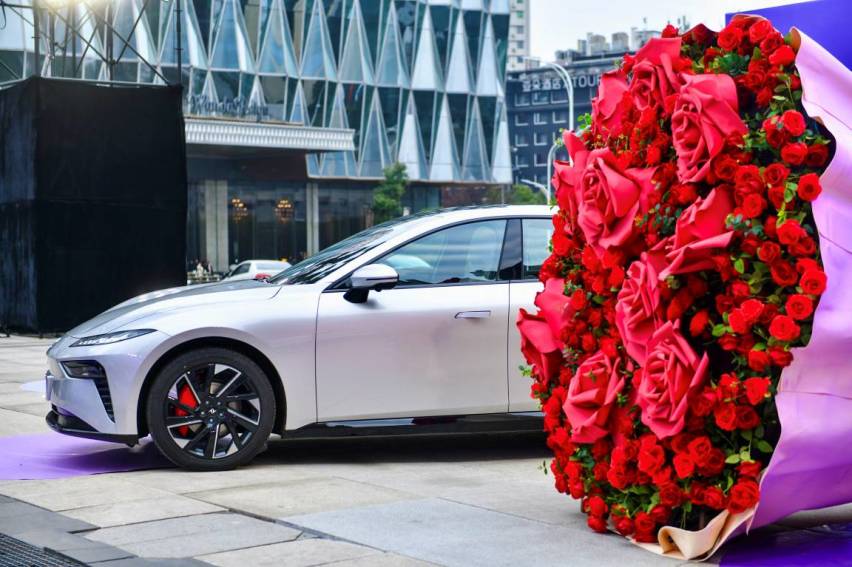 东风奕派eπ007情人节开启大定，15.96万元起步你觉得咋样？