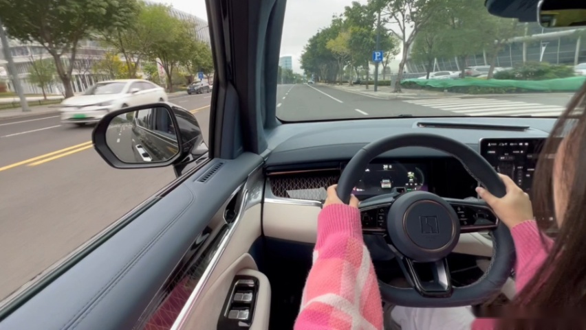 实拍体验极氪009，车长超5米2却没有开船感，真心好开！