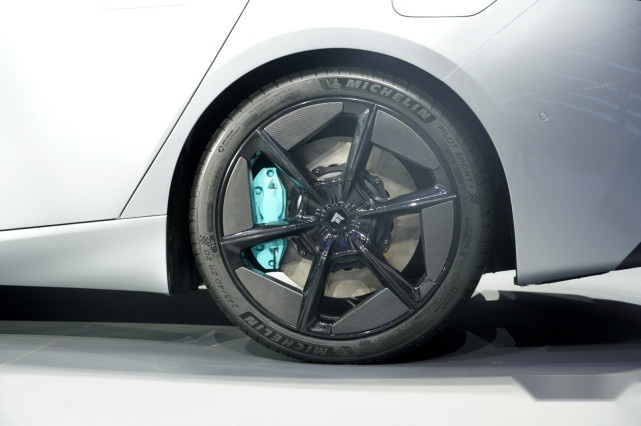 Hyper GT实拍详解 用激光雷达+旋翼门硬刚特斯拉MODEL 3