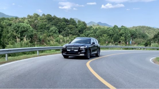 全系标配3.0T V6发动机——陆地上的“飞行器”