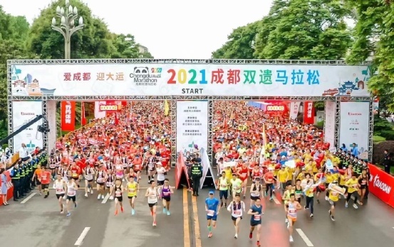 携手运动大咖燃爆蓉城，广汽三菱活力开跑成都双遗马拉松