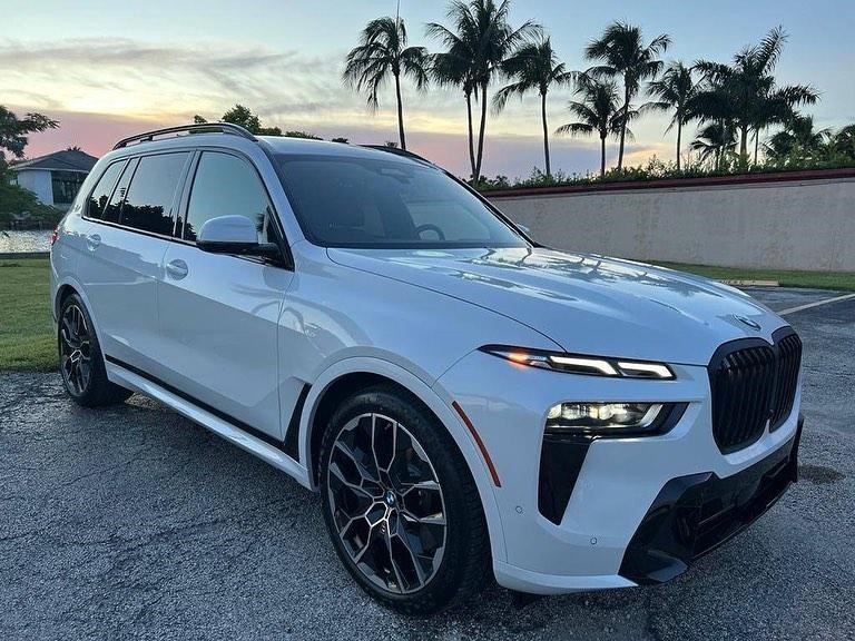 采用眯眯眼大灯，全新宝马X7实拍图曝光，GLS“又赢了”？