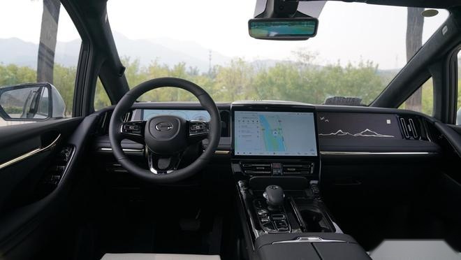 关注安全性，传祺M8宗师成功挑战货车“前后夹击”连环碰撞
