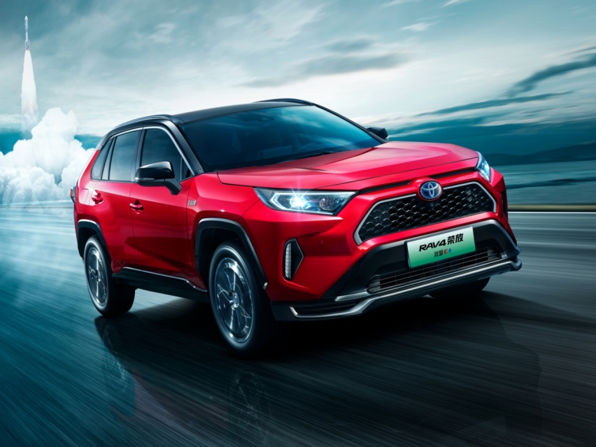 能跑又省油！拿铁DHT-PHEV与RAV4荣放双擎E+，谁更强？