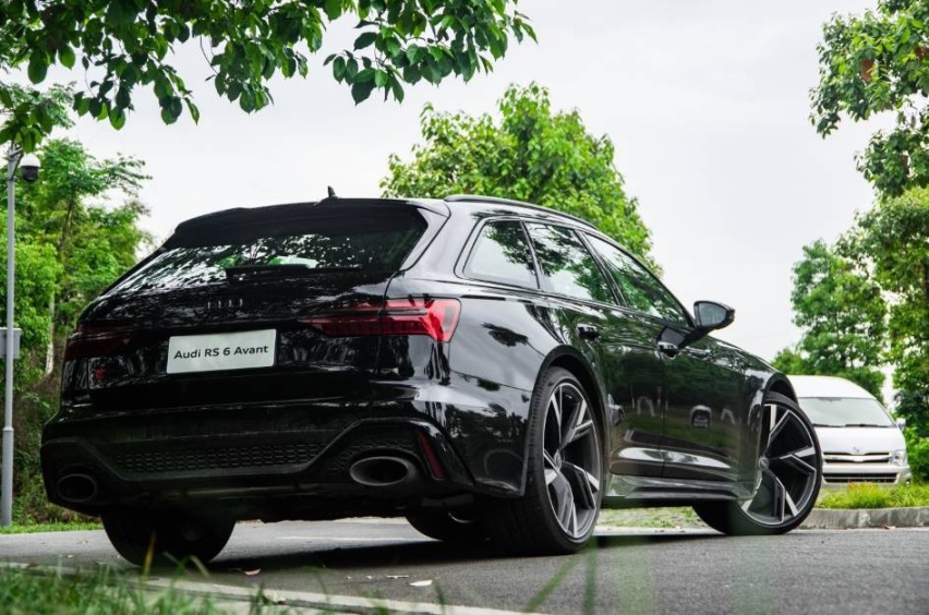试驾｜奥迪RS6 Avant，“又纯又欲”的黑武士，性能和实用都有了