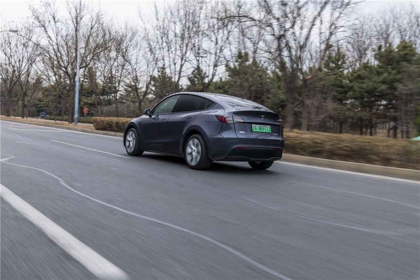 试驾国产特斯拉Model Y 向实用性倾斜 价格是真香