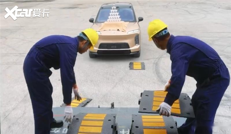 蔚来ES9香槟塔又玩出花，网友炸锅：友商敢模仿吗？