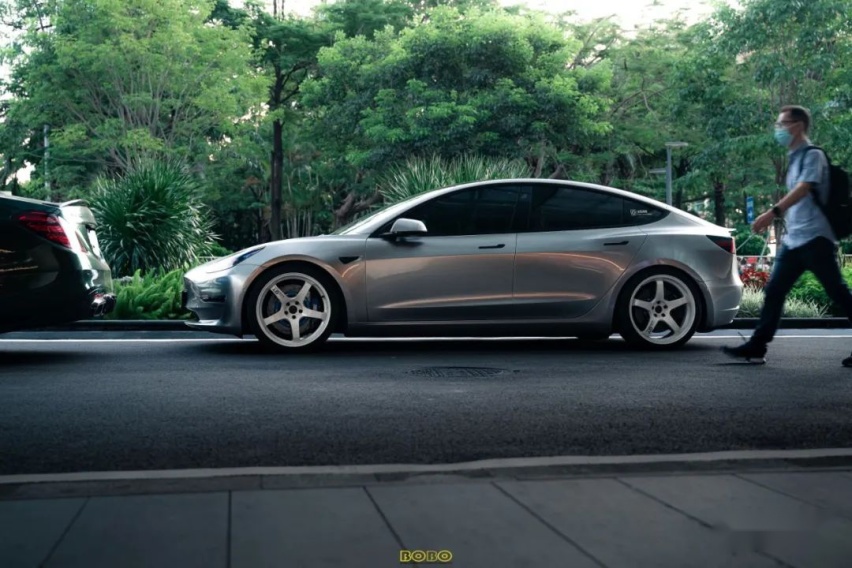 换轮毂如换鞋的特斯拉Model 3P，改不了更快那就玩姿态