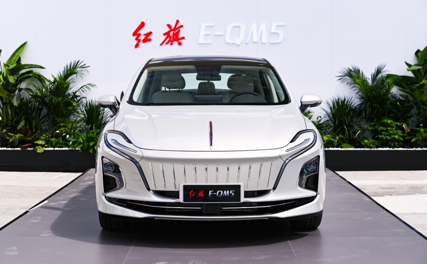 红旗新轿车登场！长超5米续航560km，不足15万，还看汉EV？