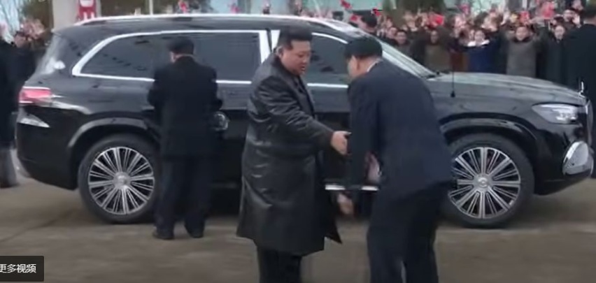 金正恩坐着雷克萨斯LX 600去勘察水灾