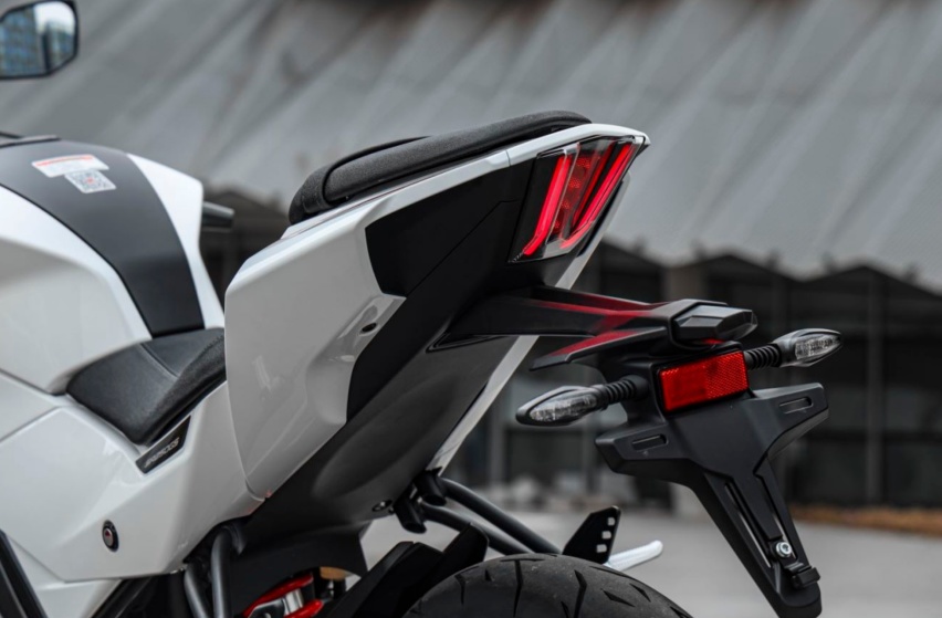 入手价不到1.5万？纯白赛科龙RC250：标配ABS、TCS，新手首选