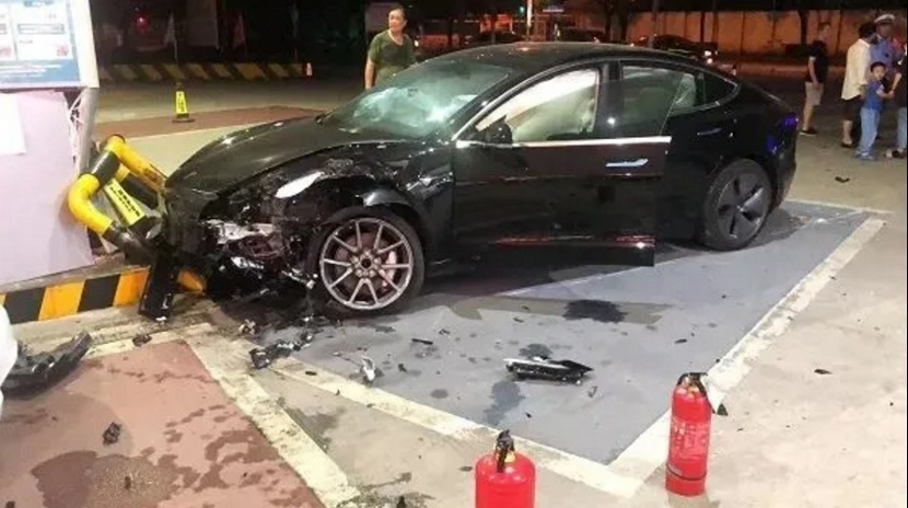 特斯拉Model 3失控冲进加油站……