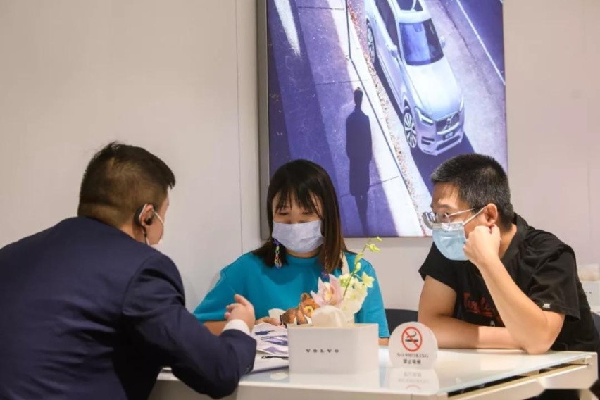 高圆圆在车展现场提车，沃尔沃凭何俘获国民女神的芳心？