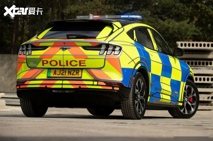 福特Mach-E入列英国警队！撞色涂装醒目，续航表现给力