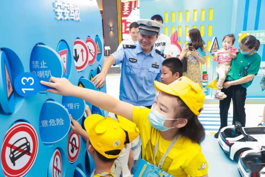 4.交警在“安安驾校”为小朋友讲解交通安全标识.jpeg
