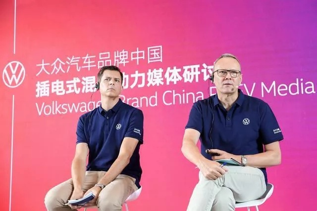 李斌的“装”李想的“不装”，蔚来理想谁的格局高？